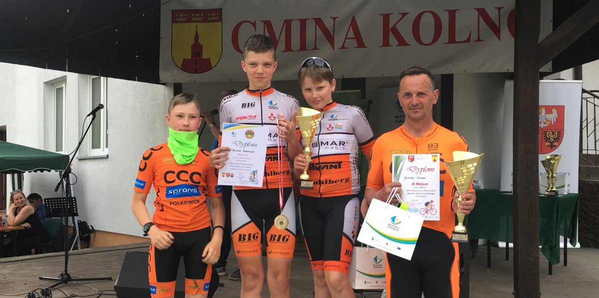 Kolarze Wadecki Bike Academy z medalami