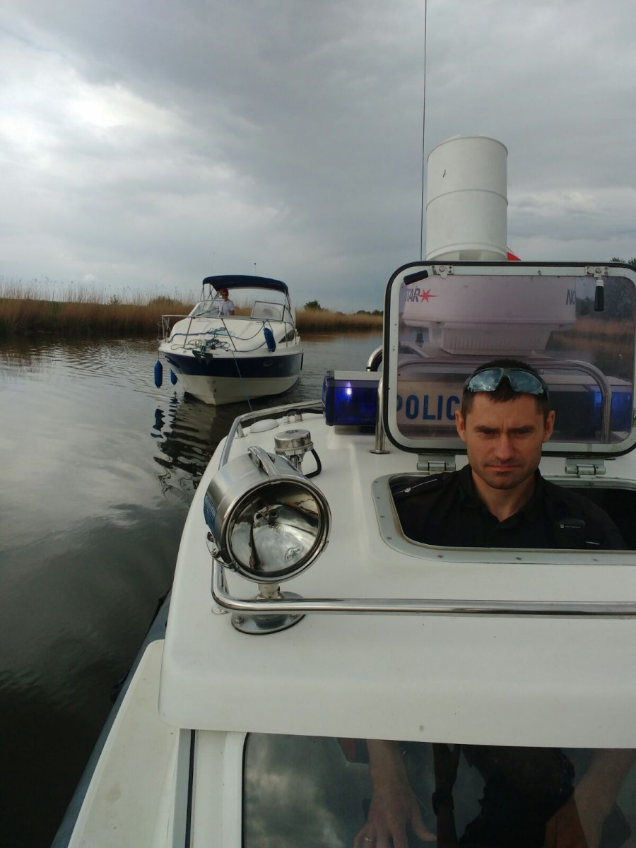 Jacht utknął na mieliźnie. Pomogli policjanci