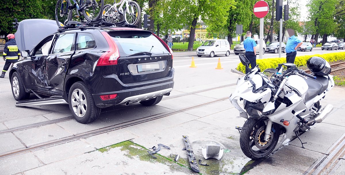 Motocyklista zderzył się z volvo. Wypadek na al. Grunwaldzkiej [ZDJĘCIA]