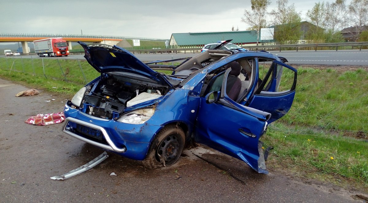 Auto wypadło z drogi i dachowało. Wypadek na 