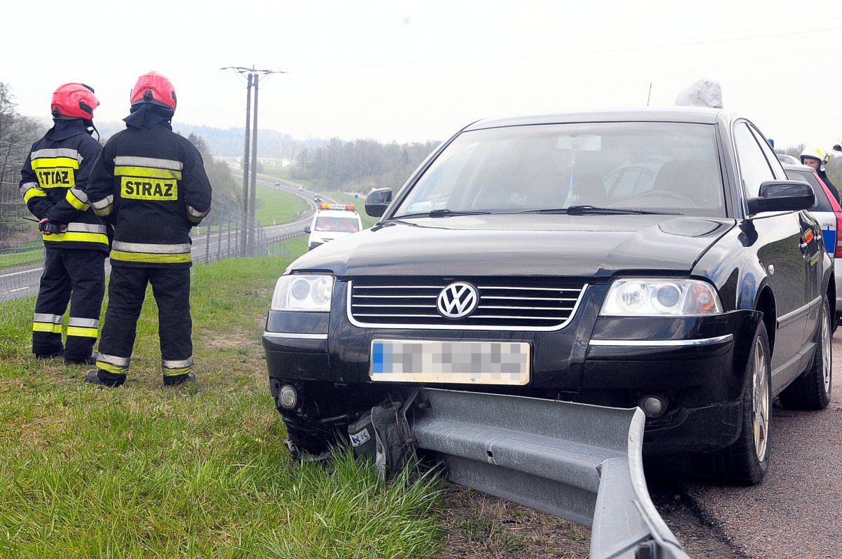 Kierowca vw passata uderzył w barierkę [zdjęcia]