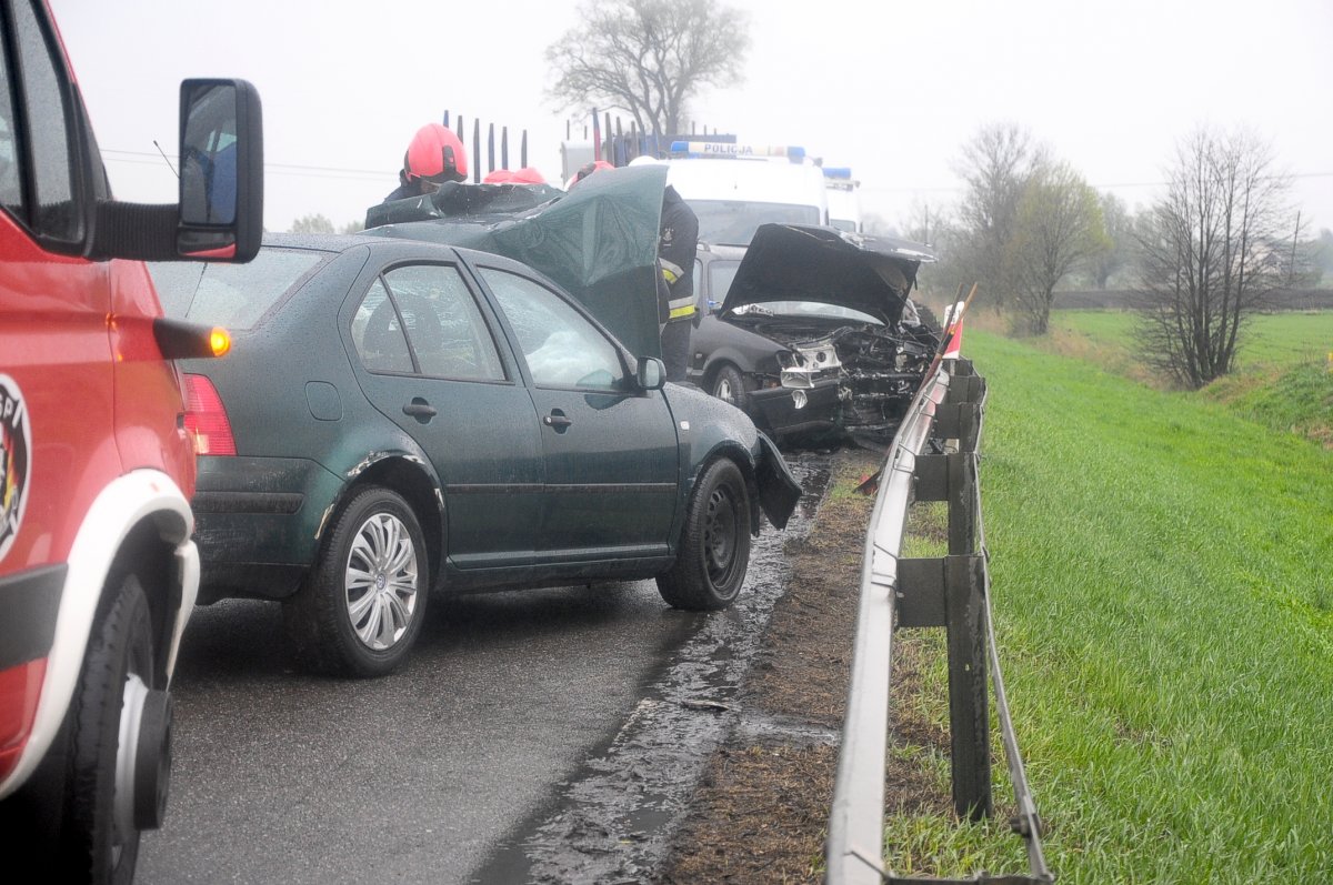 Wyprzedzał i zderzył się czołowo. Poważny wypadek koło Jegłownika [zdjęcia]