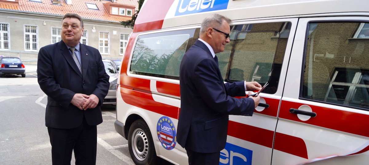Niech służy na zdrowie. Szpital miejski otrzymał kolejną karetkę od prywatnej firmy [zdjęcia]