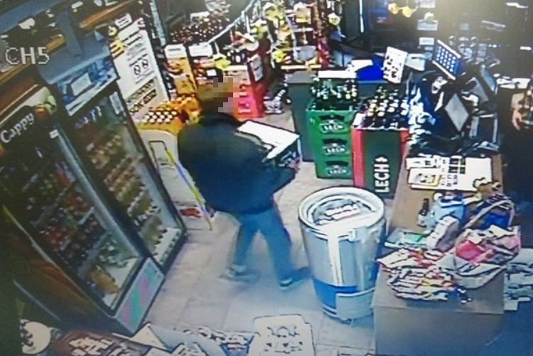 Ukradł karton whisky. Policjanci przejrzeli monitoring i od razu go rozpoznali