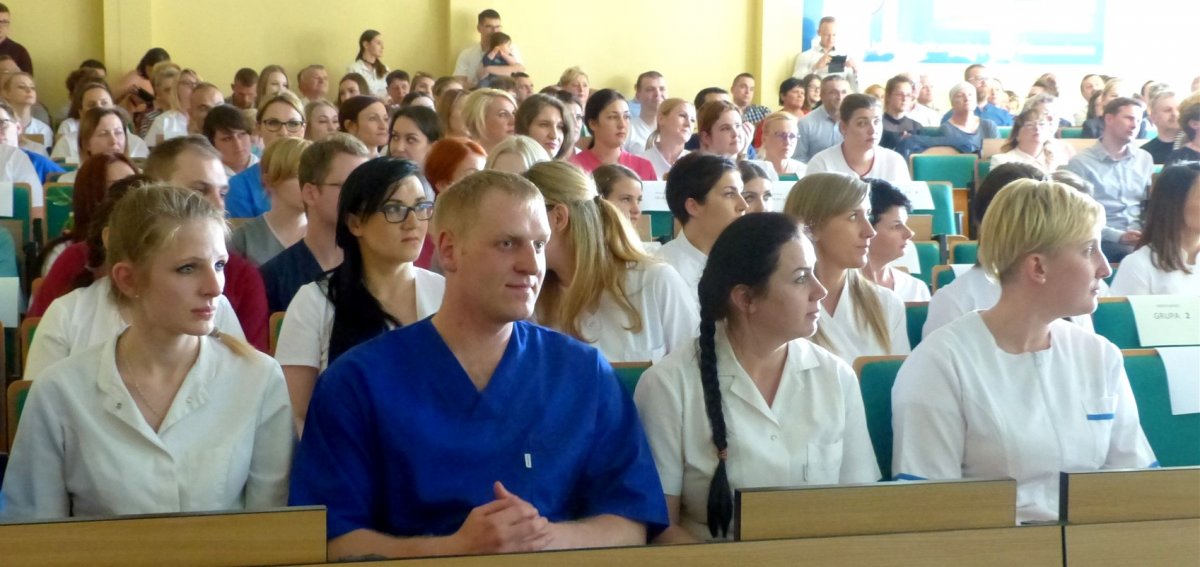Pielęgniarki już w czepkach. Absolwenci studiów odebrali dyplomy