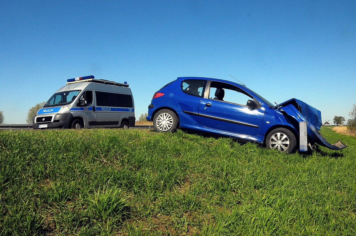 Wyprzedzała i nagle zobaczyła ciężarówkę... Uderzyła w przydrożne barierki [zdjęcia]