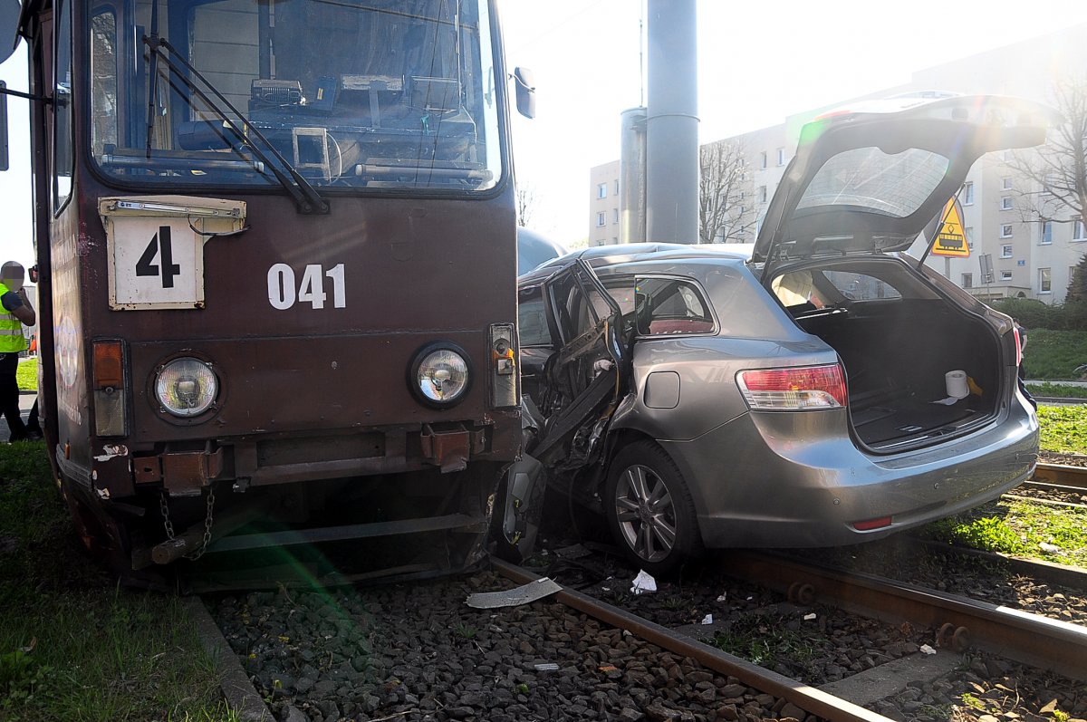 Zderzenie tramwaju i toyoty na Płk. Dąbka [ZDJĘCIA]