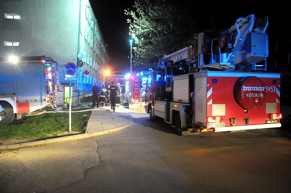 Pożar na Jaśminowej. Strażacy ewakuowali około 30 osób [zdjęcia]