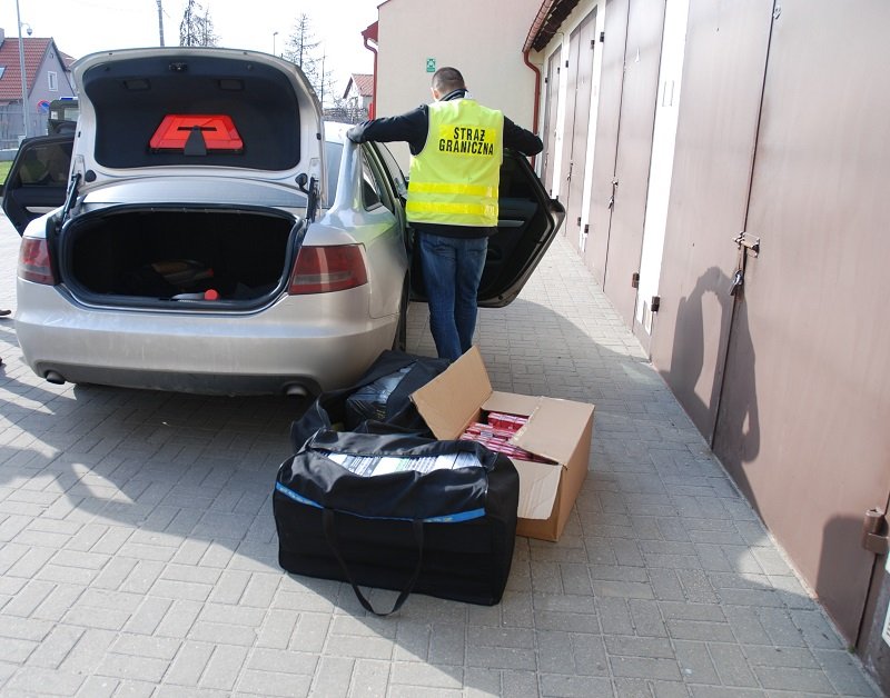 Przewoził papierosy z przemytu. Stracił towar i... samochód