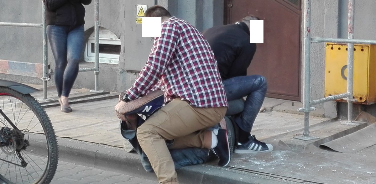 Zwróciły mu uwagę w sklepie, zaatakował je na ulicy. Zatrzymali go przechodnie