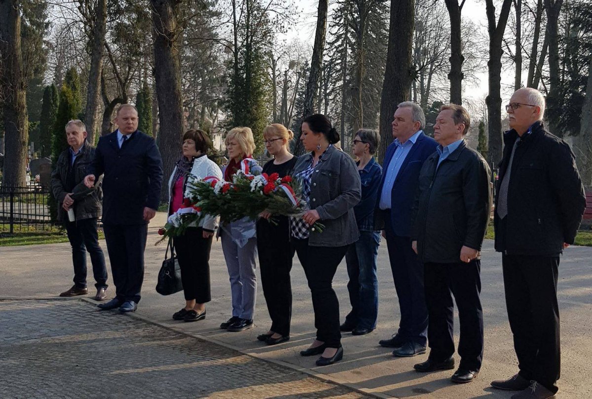 Politycy PO uczcili pamięć ofiar katastrofy smoleńskiej. Nie wezmą udziału w oficjalnych obchodach 8. rocznicy