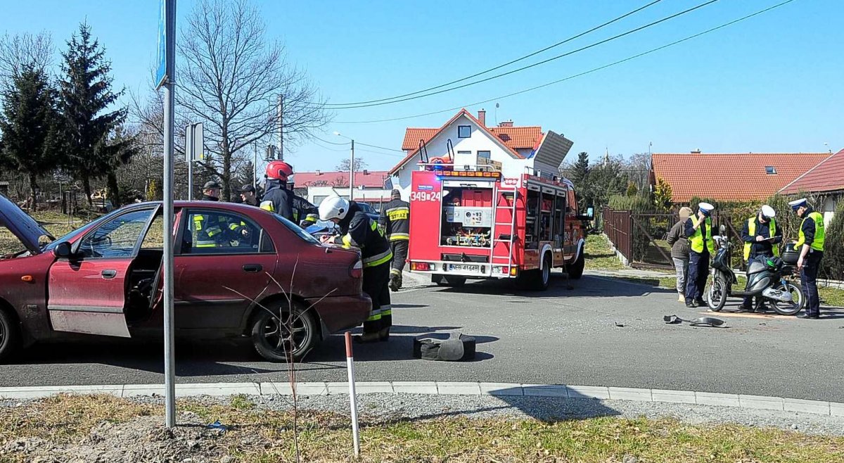 Wypadek w Jegłowniku, kierowca skutera w szpitalu. Weekend na drogach [zdjęcia]