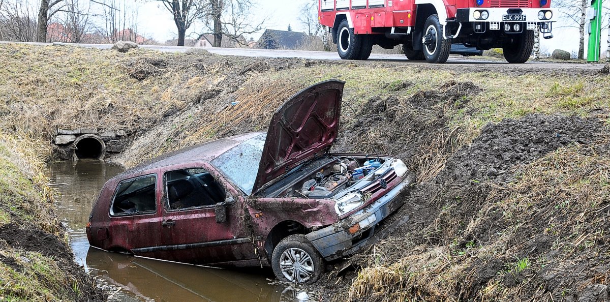 Wyprzedzanie zakończone w rowie. 71-latka ukarana mandatem [zdjęcia]