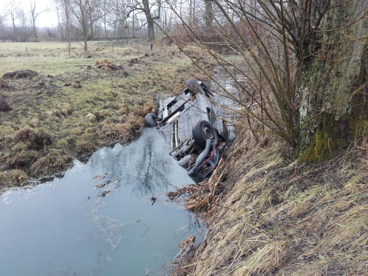 Wypadł z drogi, dachował w rowie z wodą. Kierowca zginął na miejscu