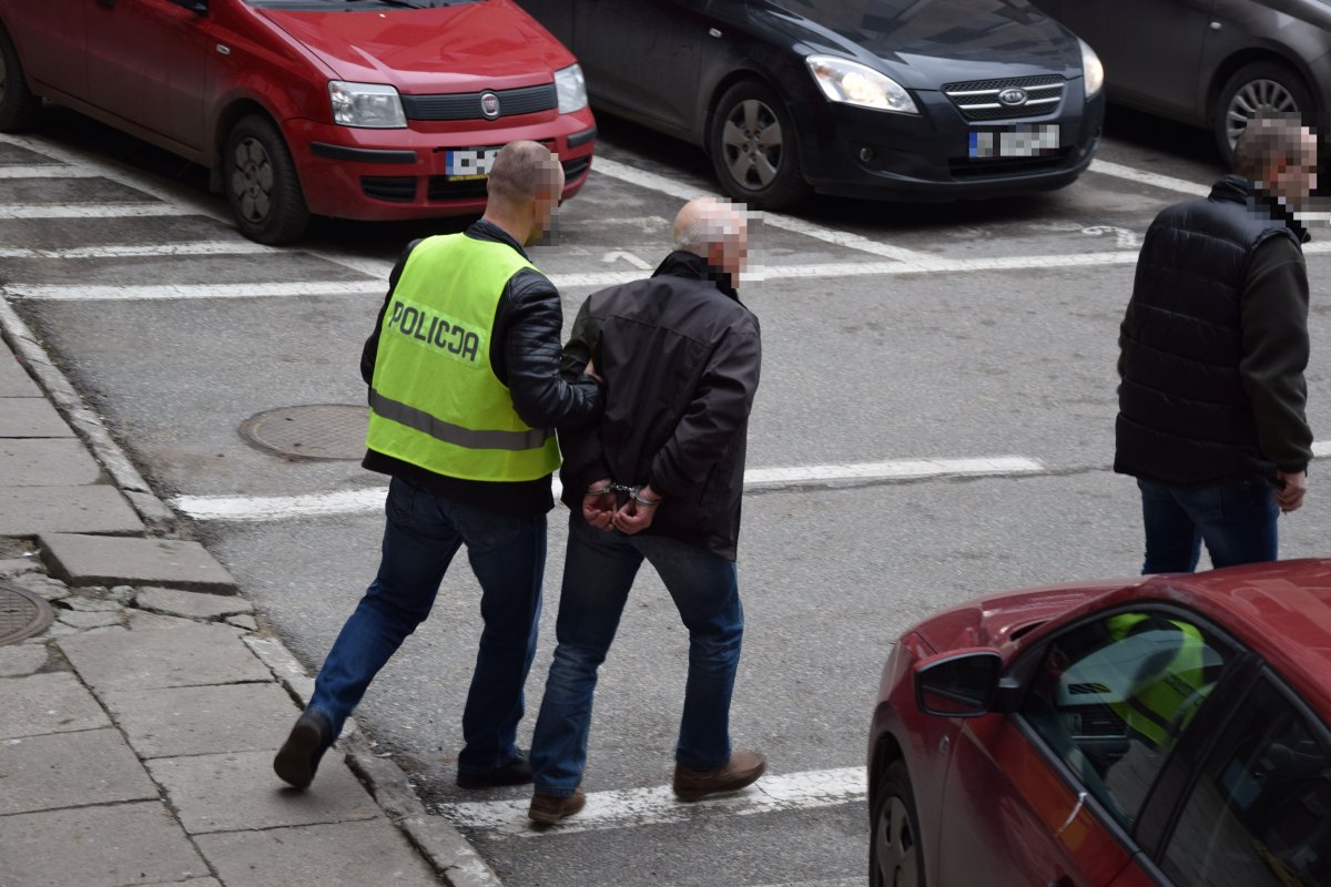 Oszustwa na tzw. policjanta. Policjanci ujęli dwóch podejrzanych i odzyskali 40 tys. zł [film]