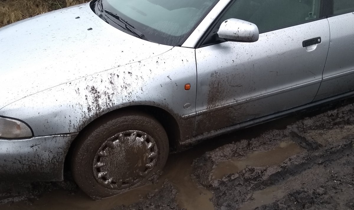 Droga zmienia się w bagno. Oni są odcięci od świata 