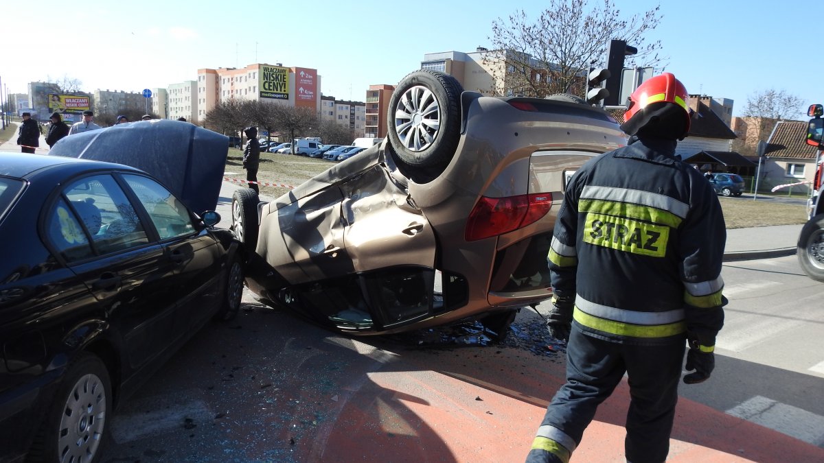 Wypadek na Płk. Dąbka. Dwie osoby w szpitalu po zderzeniu i dachowaniu [zdjęcia]