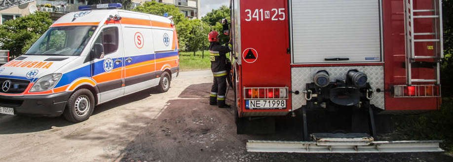 Krzyczała i wzywała pomocy. Strażacy dostali się do mieszkania przez okno