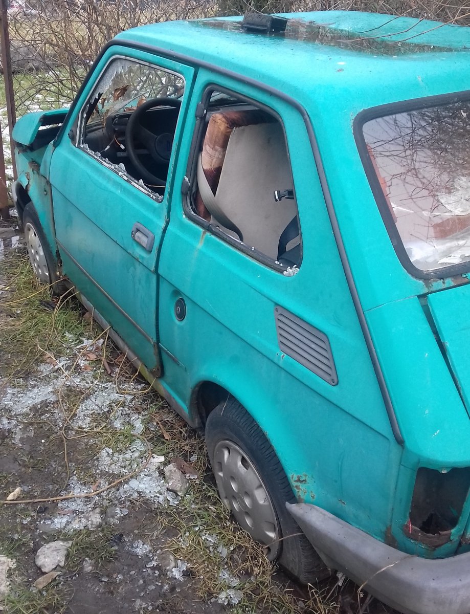 Stoi tu od kilkunastu lat. Zagradza wjazd i śpią w nim bezdomni