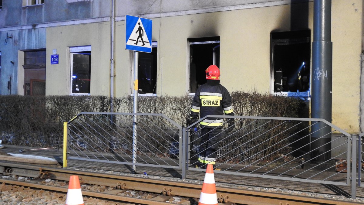 Pożar na Browarnej. Podczas akcji gaśniczej wstrzymano ruch tramwajów [film, zdjęcia]