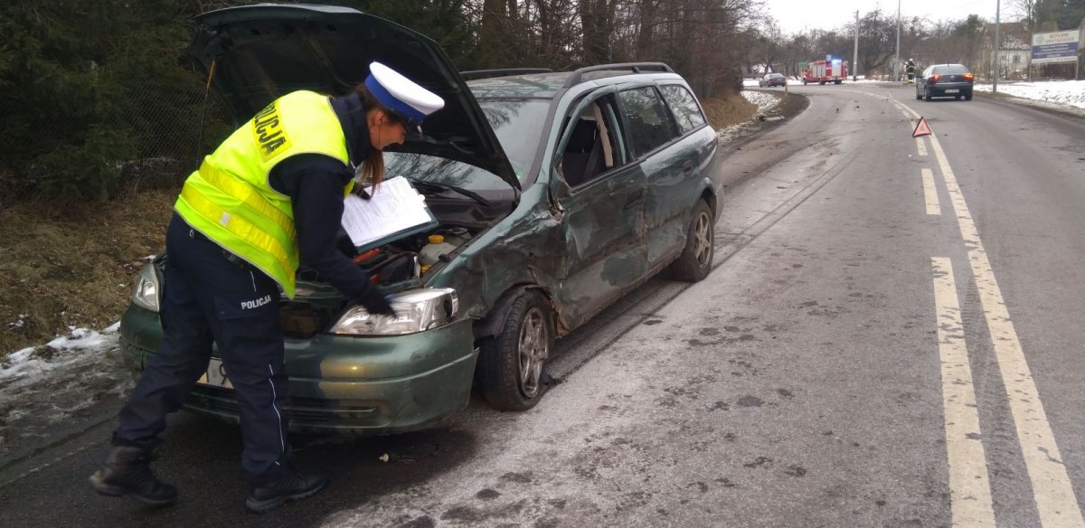 Wypadek na łuku drogi. Zderzenie ciężarówki z osobówką