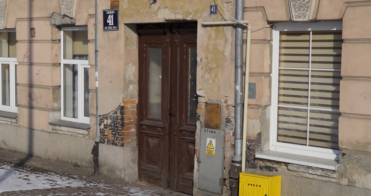Na dworze mróz, a oni nie mogą palić w piecach... Czekają na kominiarza