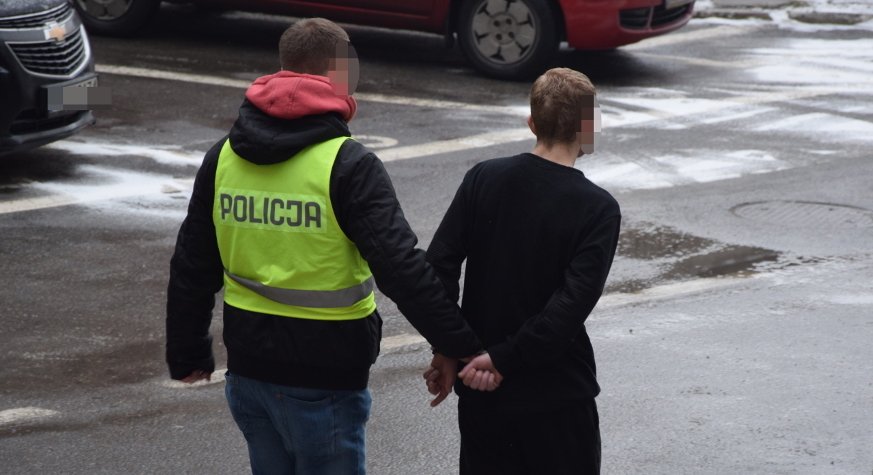 Uciekł mu pociąg, nieznajomy zaoferował mu pomoc i nocleg, a później okradł