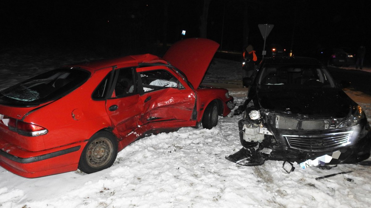 Wypadki na Fromborskiej i Dworcowej. Fatalny początek weekendu na drogach