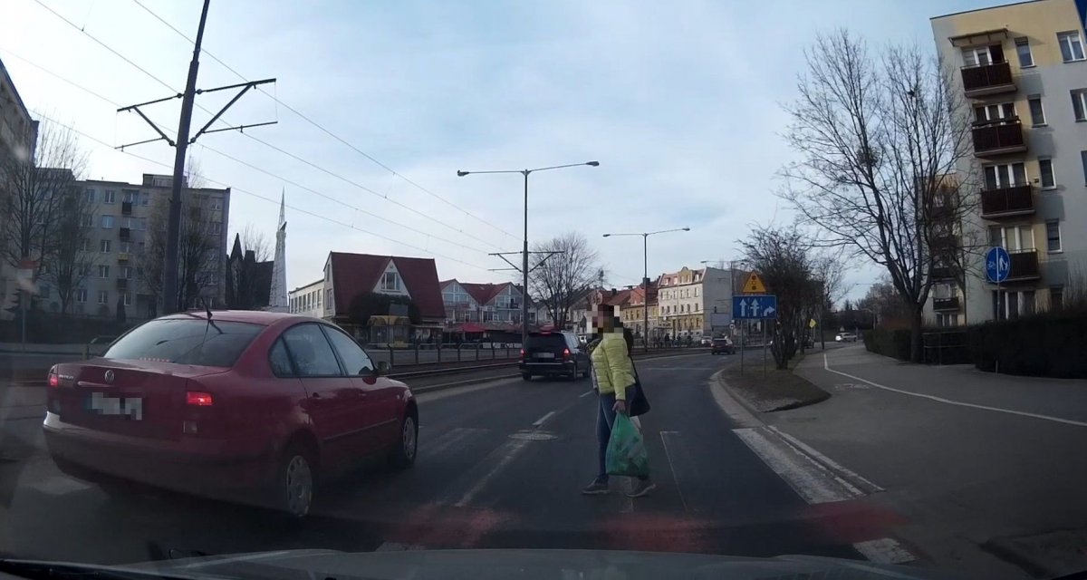Pieszy na przejściu kontra kierowcy. Obejrzyj film!