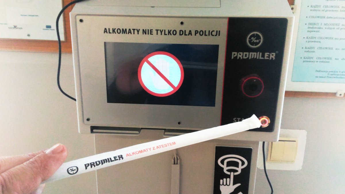 Alkotest na ścianie w komendzie policji 