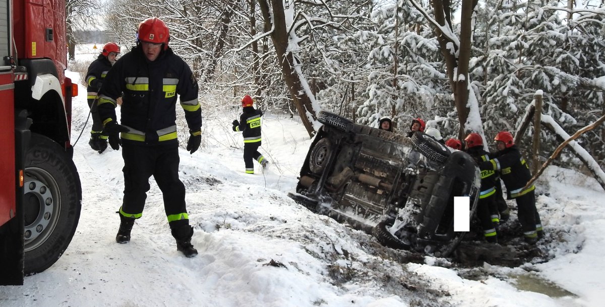Kierowca dacii wpadł w poślizg, wjechał do rowu [zdjęcia]