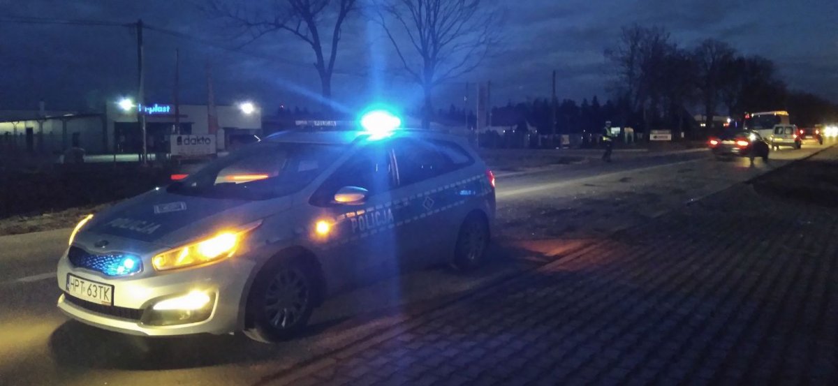 Pijana usiadła za kierownicę i uderzyła w radiowóz wypadkowy