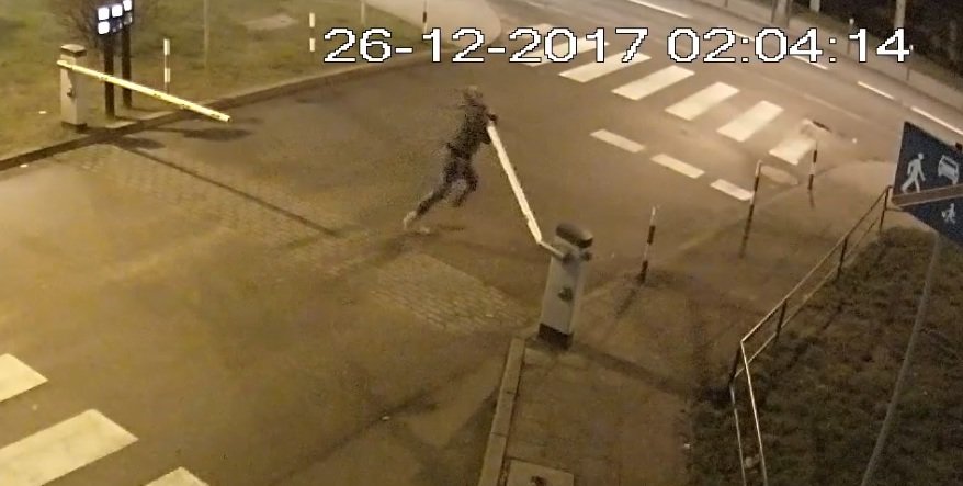 Zniszczył szlaban, wszystko się nagrało. Teraz szuka go policja [film]