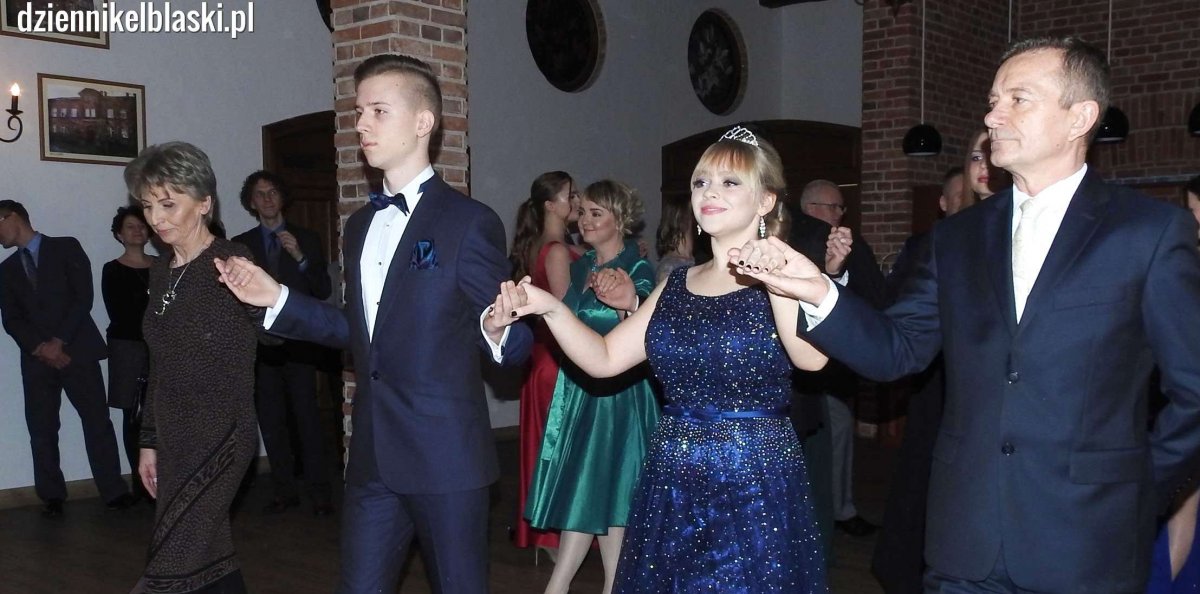 Studniówka szkoły muzycznej. Ten bal zapamiętają na długo [zdjęcia]