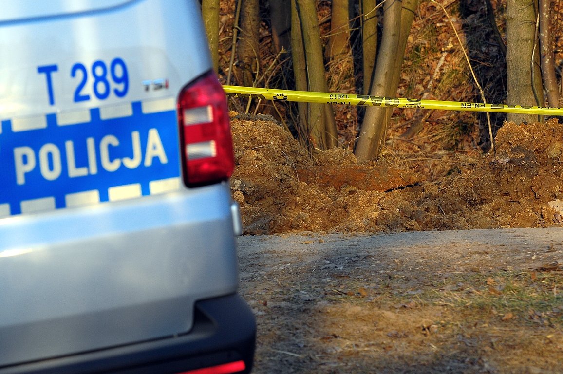 Odkopali niewypał na ul. Bukowej. To sporej wielkości pocisk artyleryjski [zdjęcia]