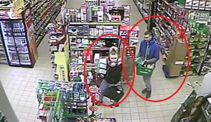 Nagrał ich monitoring. Policja szuka sprawców kradzieży w sklepie [film]
