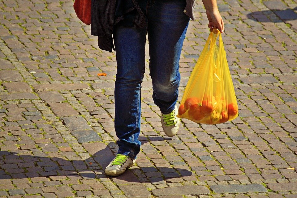 Na zakupy z własną siatką. Darmowe znikają ze sklepów