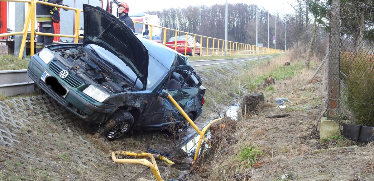 Auto w rowie. Zderzenie dwóch osobówek w Kamionku Wielkim [zdjęcia]