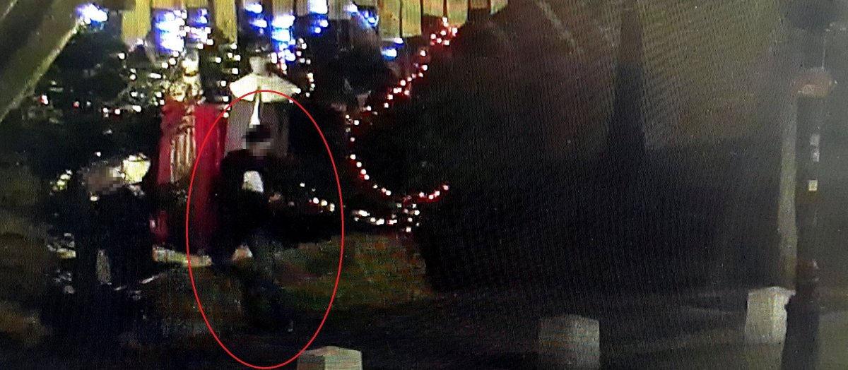 Okradli szopkę bożonarodzeniową. Policjanci zatrzymali mężczyzn i odzyskali skradzioną szkatułę
