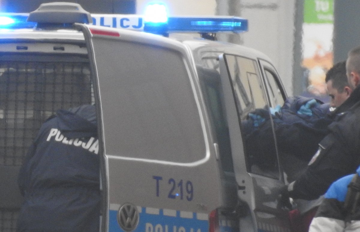 Agresywny 38-latek na Starym Mieście. Najpierw się awanturował, później uszkodził auto