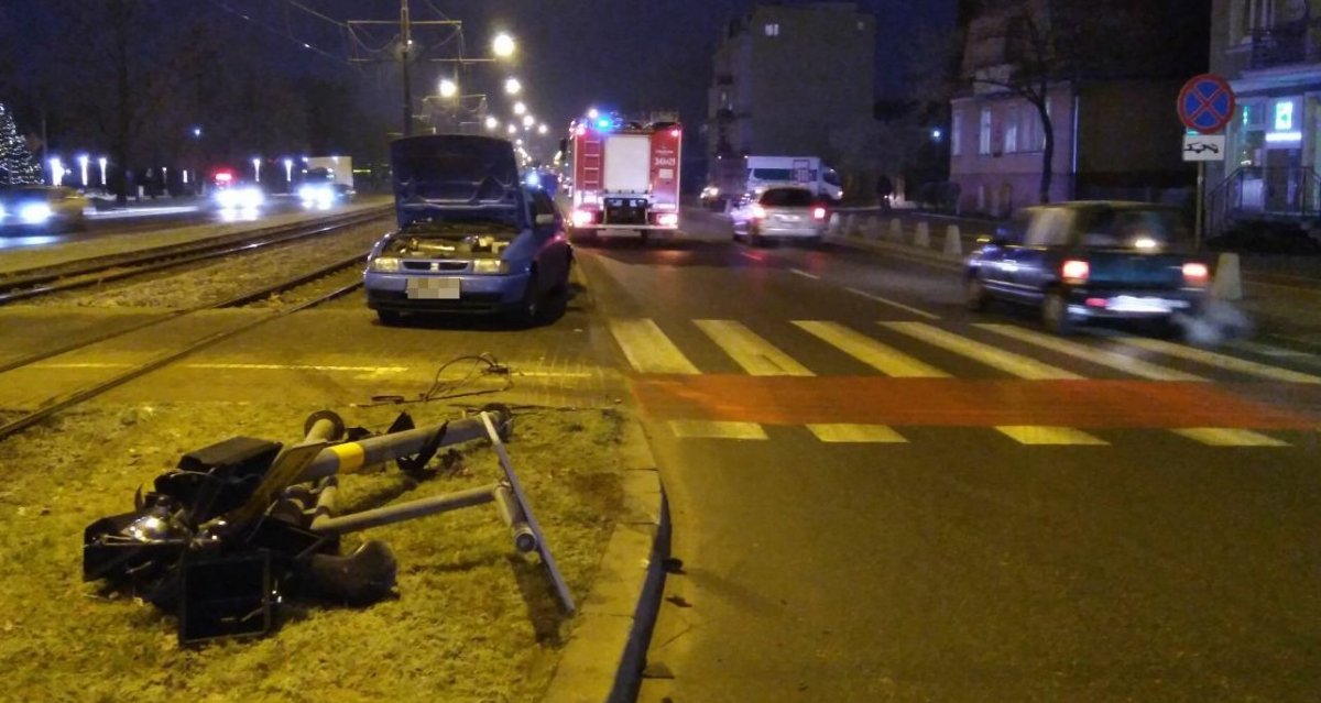 Wjechał na skrzyżowanie na czerwonym... Spieszył się do pracy i był pijany [zdjęcia]