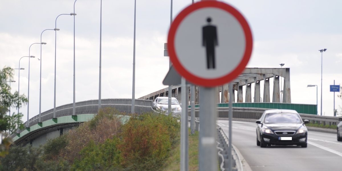 Kazał wieźć się na most. Reakcja taksówkarza uratowała mu życie