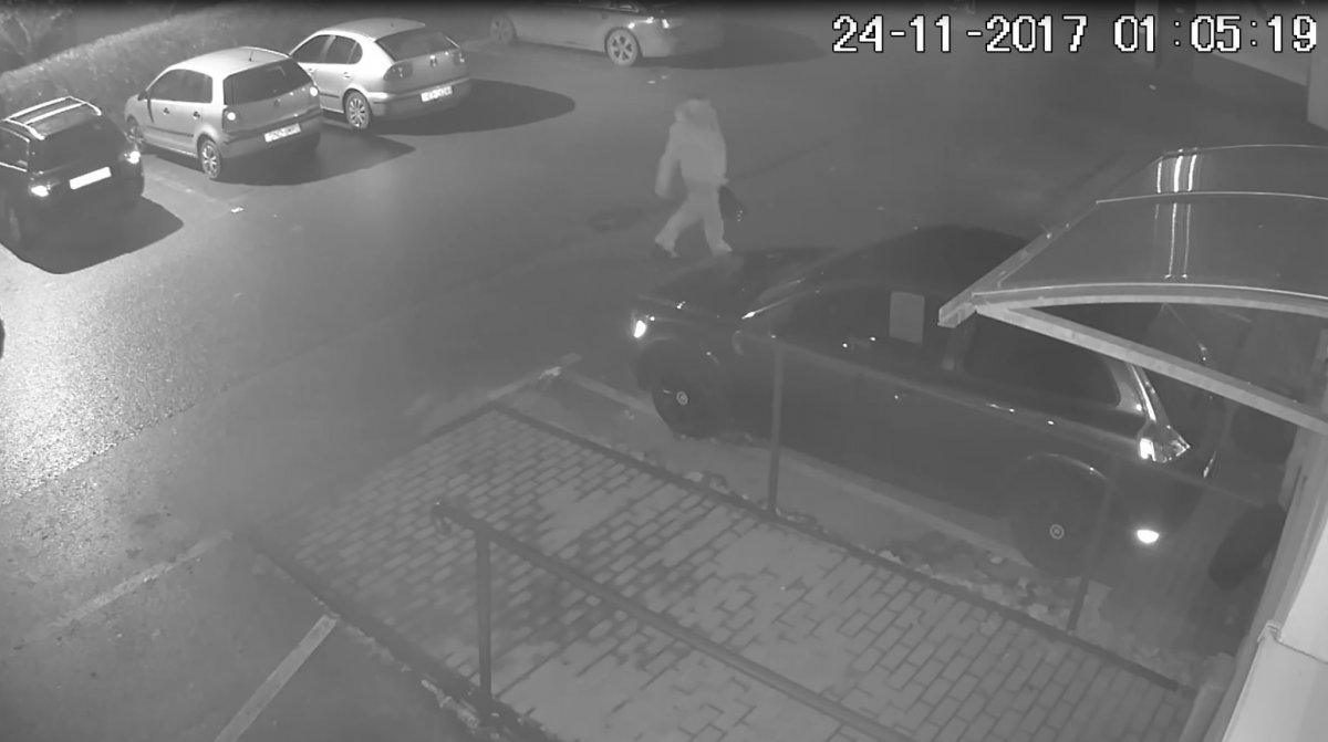 Złodziej na parkingu w środku nocy. Był przekonany, że nikt go nie widzi... [film]