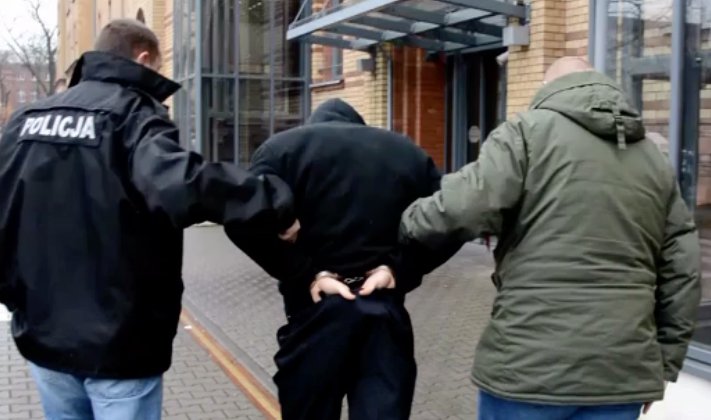 Napadli na kuriera przewożącego paczki. Zatrzymani dzięki ustaleniom elbląskich policjantów [film]