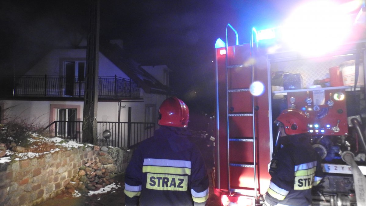Pożar w domu w Dąbrowie. Ogień na poddaszu i pełno dymu