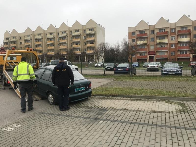 Trzy wraki usunięte z parkingów Za Politechniką [zdjęcia]
