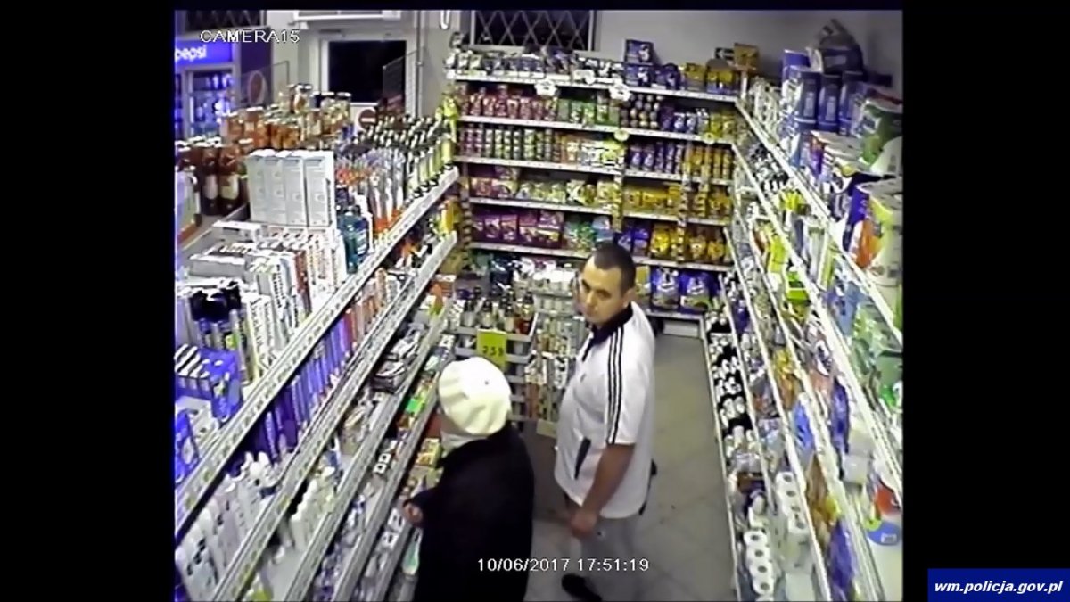 Ukradł koszyk pełen zakupów. Nagrał go monitoring, szuka go policja [film]