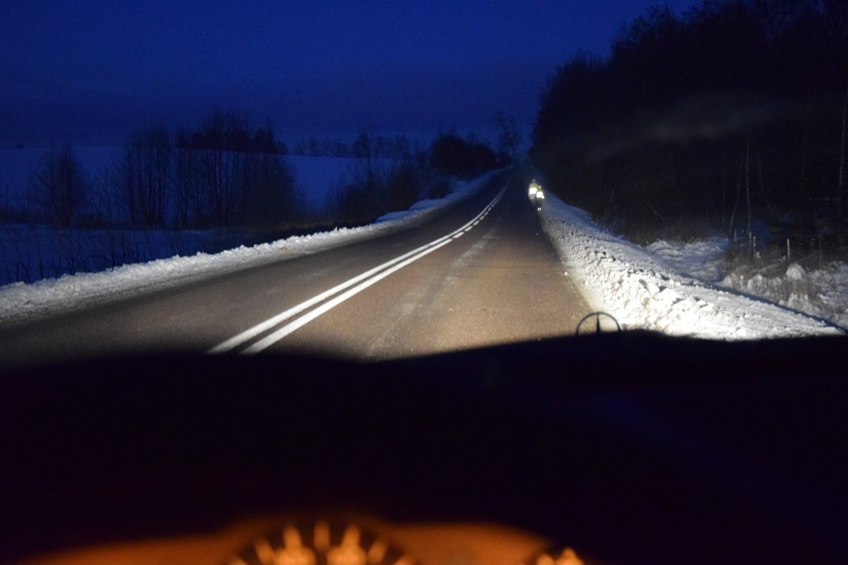 Szli po zmierzchu bez odblasków. Policjanci dali im... kamizelki odblaskowe