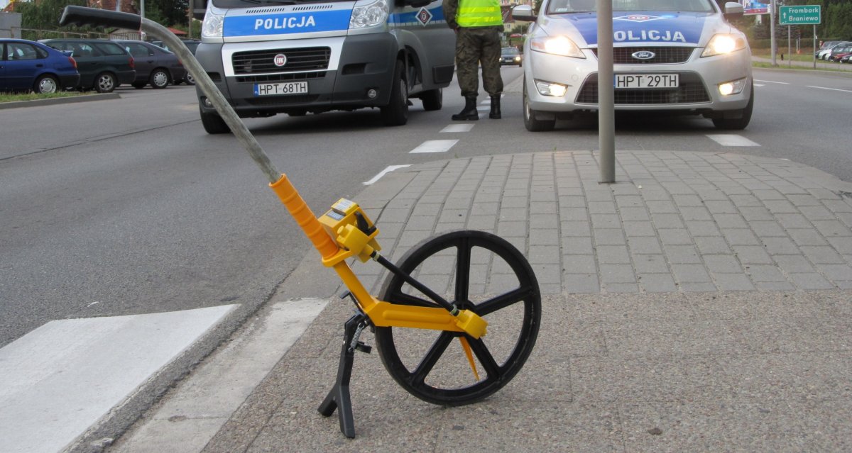 Zbliżała się do chodnika, uderzył w nią samochód. Wypadek na al. Grunwaldzkiej