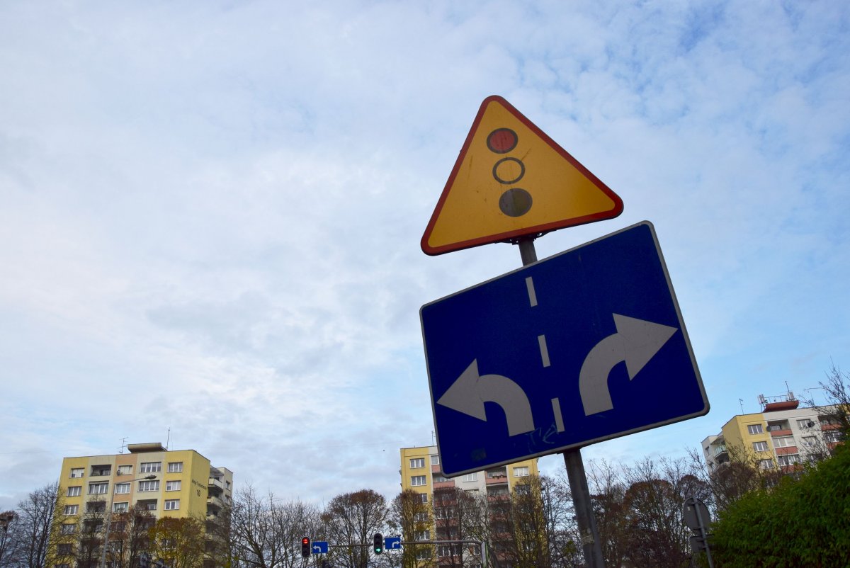 Rozkręcili znak drogowy i sprzedali w skupie złomu